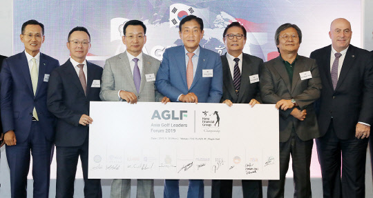 하나금융그룹은 30일 서울 중구 소공동 소재 플라자호텔에서 김정태 하나금융그룹 회장을 중심으로 아시아 골프협회장들이 자리를 함께하는 '아시아 골프 리더스 포럼(Asia Golf Leaders Forum)을 개최했다. 김정태 하나금융그룹 회장(왼쪽에서 네번째), 지성규 KEB하나은행장(첫번째)이 참석 내외빈과 함께 기념촬영을 하고 있다. KEB하나은행 제공